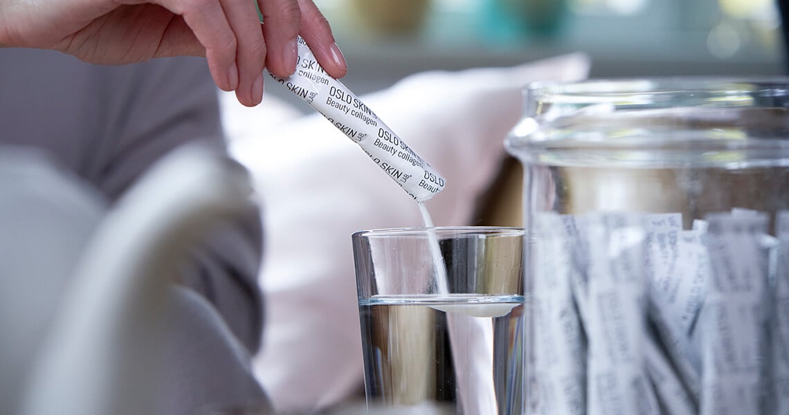 Frau nimmer ein Sachet The Solution aus deinem Glas Behälter